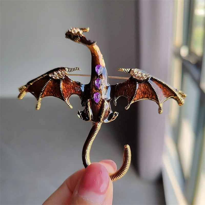 Small enamel dragon brooch with stylish diamond-encrusted animal brooch, an overbearing dragon