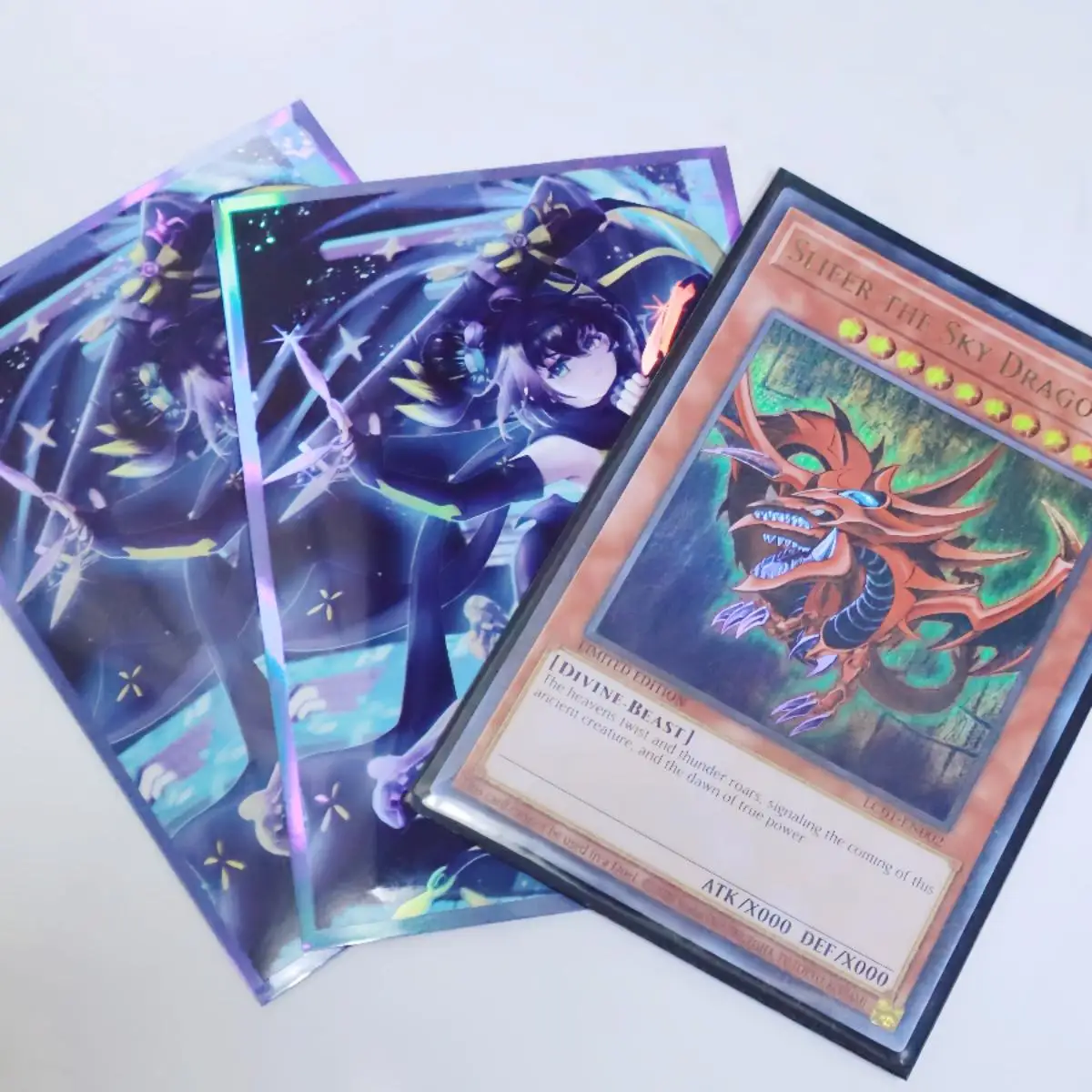 60 ชิ้น ซองใส่การ์ดยูกิโอ S:P ลิตเติ้ลไนท์ YU-GI-OH! กล่องใส่การ์ด OCG ป้องกันรอยขีดข่วนด้วยเลเซอร์