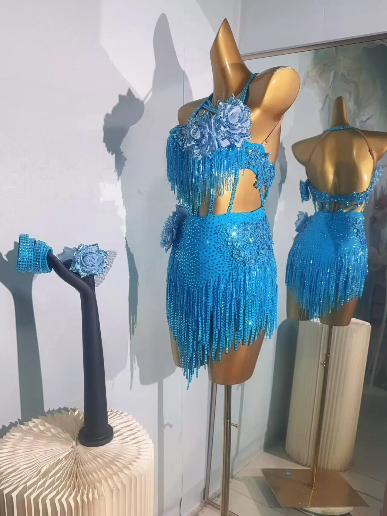 ラテンダンスパフォーマンス衣装カスタマイズされたダイヤモンドフラワータッセルドレス大人と子供のプロの競技ドレス