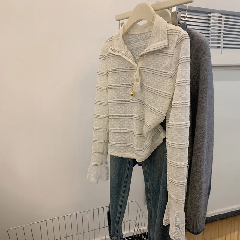 

Женская белая полосатая вязаная блузка с воротником-поло, кружевными манжетами и полупрозрачными длинными рукавами