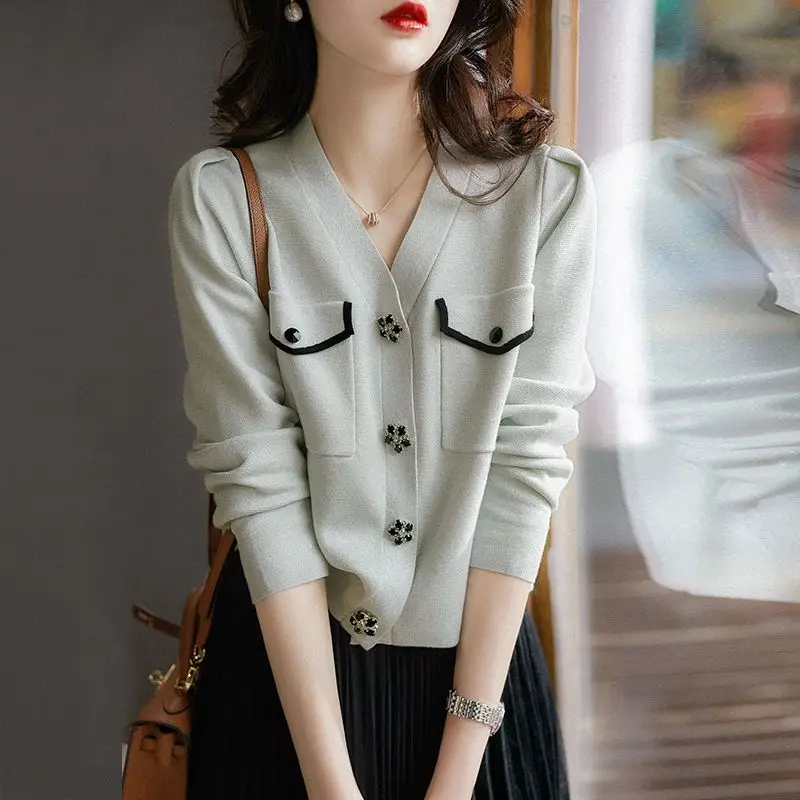 Xiaoxiangfeng Outer Bright Silk Knitted Cardigan Short Style with Diamond Buckle V-neck Sweater Jacket Women's Long Sleeved Top