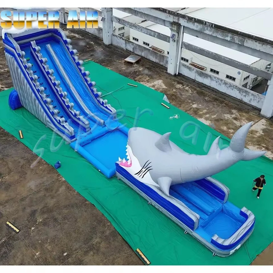 Commerciële op maat gemaakte opblaasbare glijbaan voor waterpark met haaienmodeldecoratie voor beurs