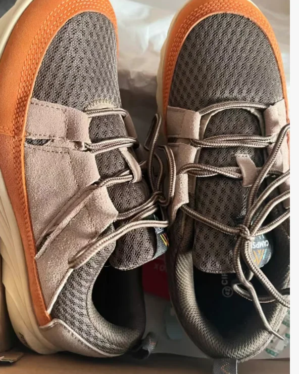 

Новые мужские и женские кроссовки. Роскошные брендовые кроссовки. Качественные кроссовки. Пара обуви нейтрального дизайна.