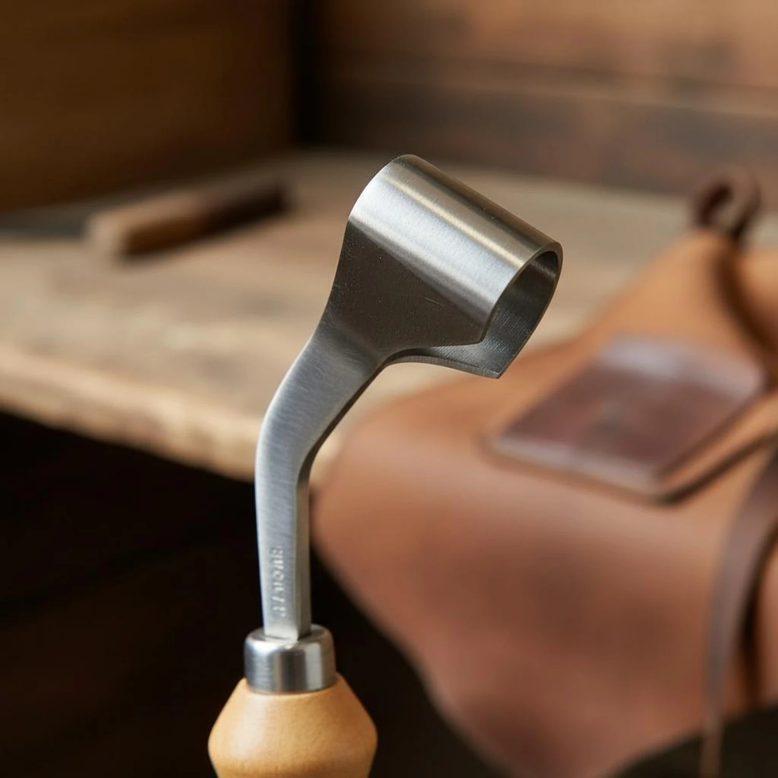 

Arc-Shaped Blade Hoof Blade Wooden Handle Curved Hoof Blade for Barn