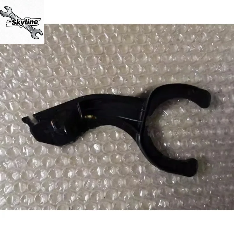 9800483008GC Windshield Wiper Spray Bottle Water Supply Pipe Bracket 1pc Suitable for Peugeot 3008
