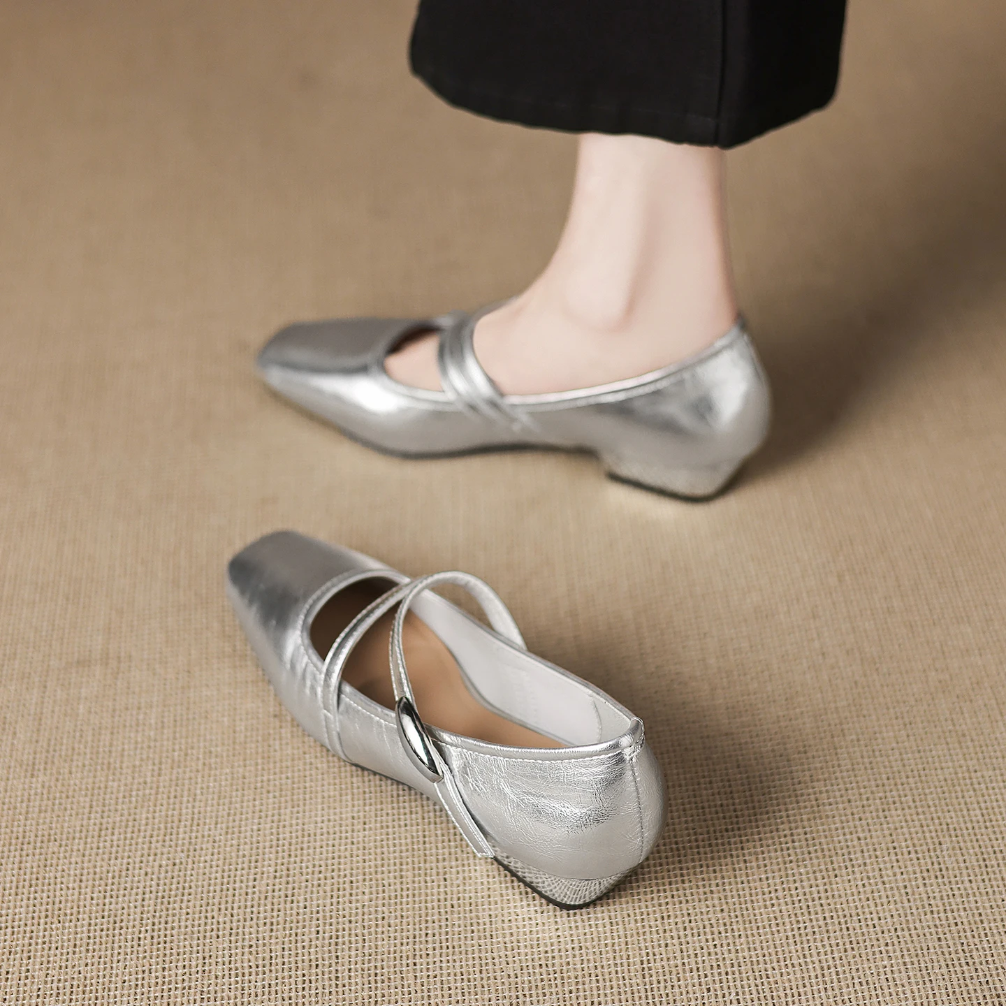 impresionantes-zapatos-mary-jane-de-tacon-ueso-plateados-calzado-comodo-para-el-trabajo-modernos-planos-es-nove