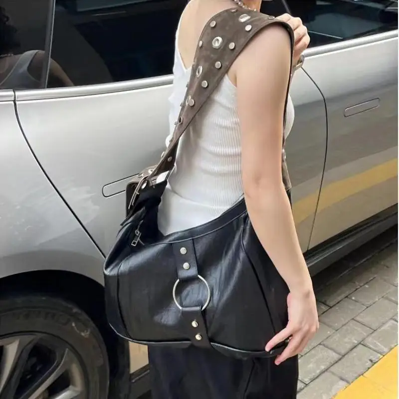 

Vintage Large Capacity Rivet Wide Shoulder Strap Large Capacity Single Shoulder Bag American Personalized Fashion Crossbody Bag