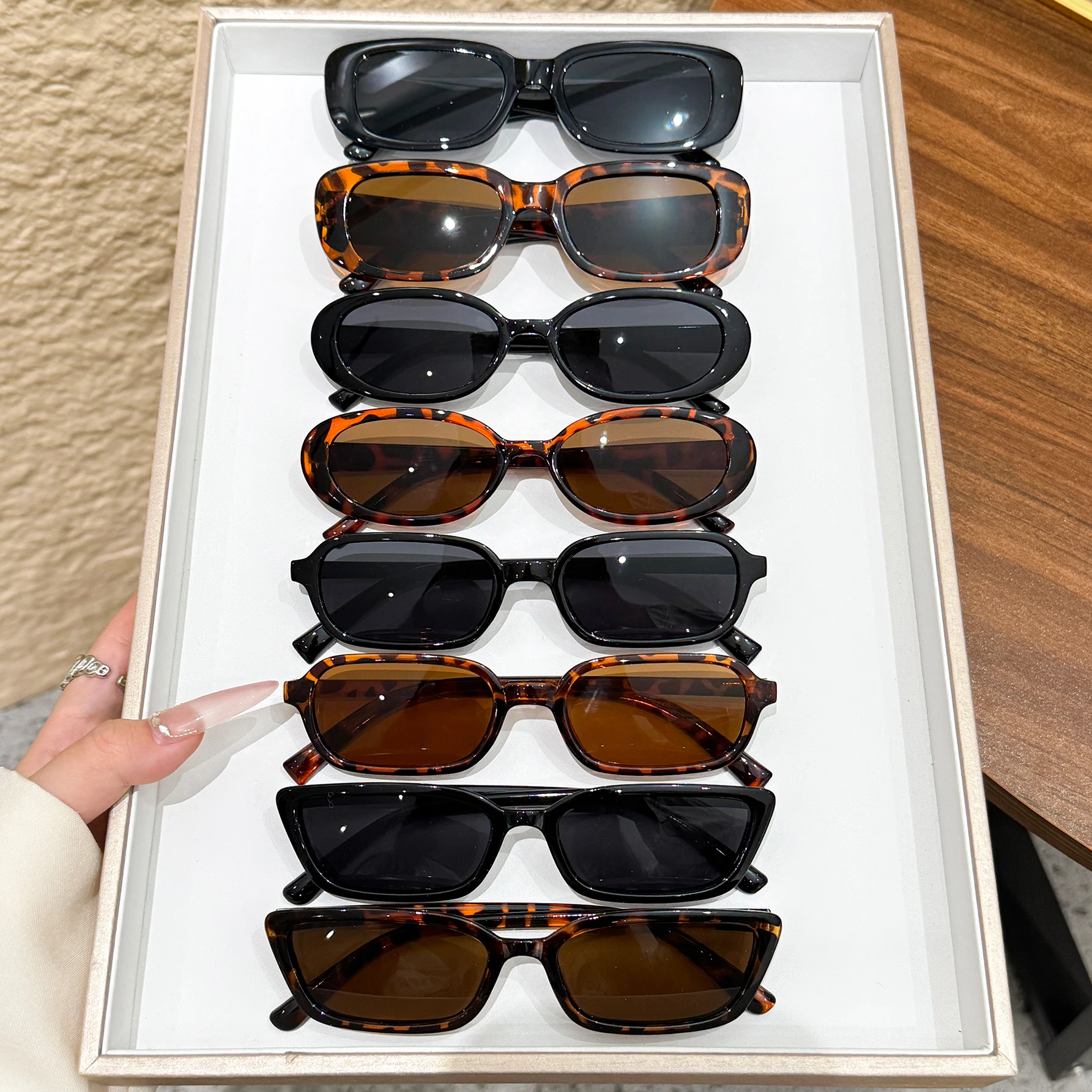 8-teiliges modisches Sonnenbrillen-Set mit kleinen Rahmen in klassischem Schwarz + Schildpatt-Farbton, geeignet für Partys und Autofahren