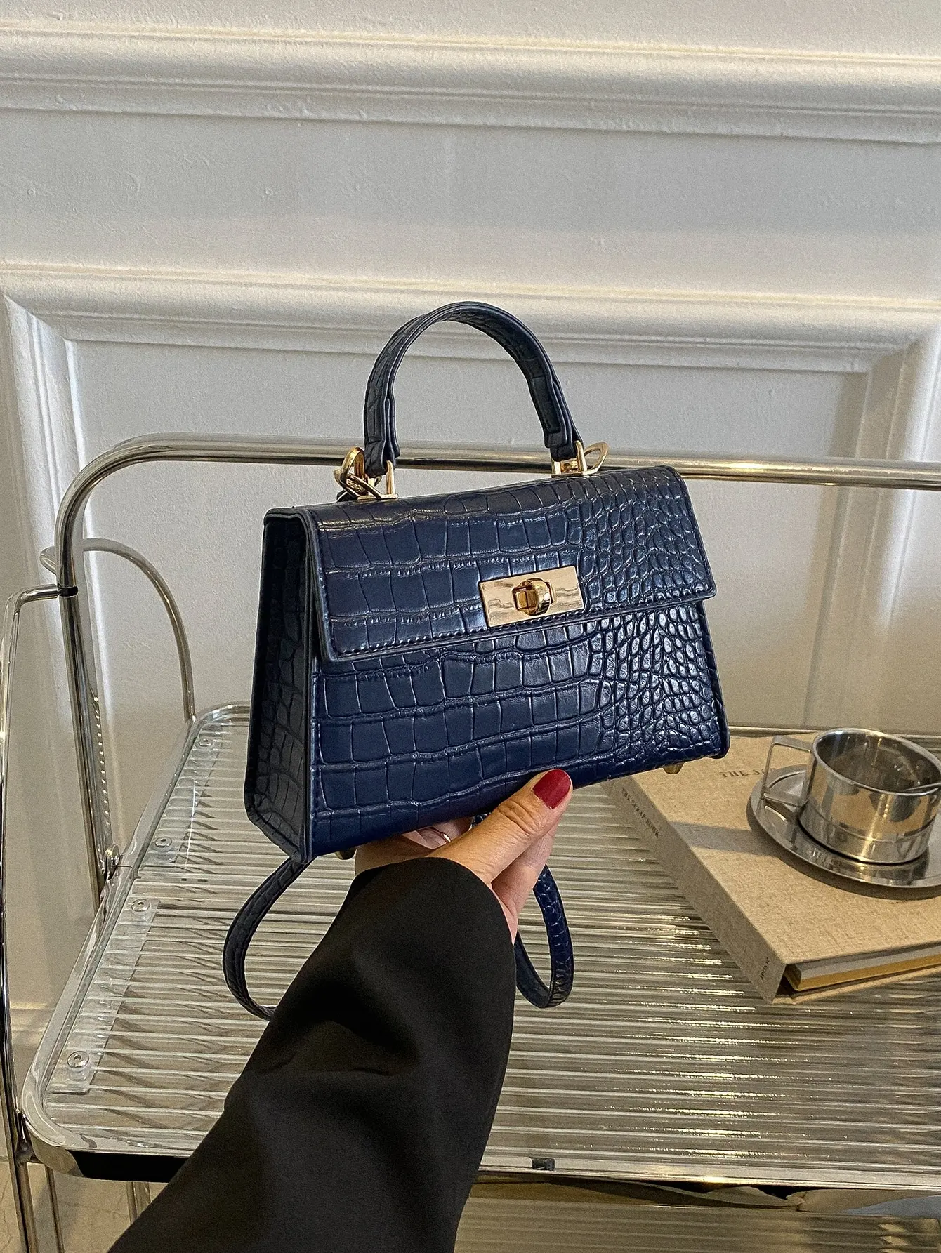 

Темно-синяя мини-сумка с клапаном и ручкой-переноской, с тиснением под крокодила и поворотным замком