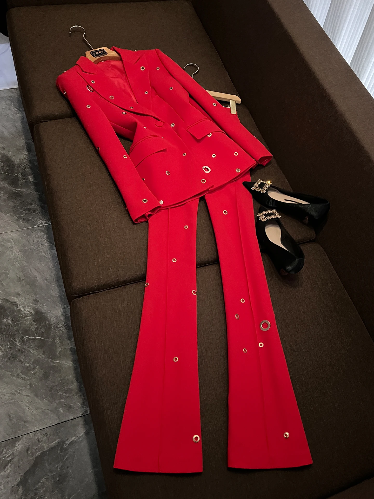 

Весенний красный костюм с пуговицами из металла, женский комплект из двух предметов, приталенный дизайн, для конференций, на одной пуговице, A9670