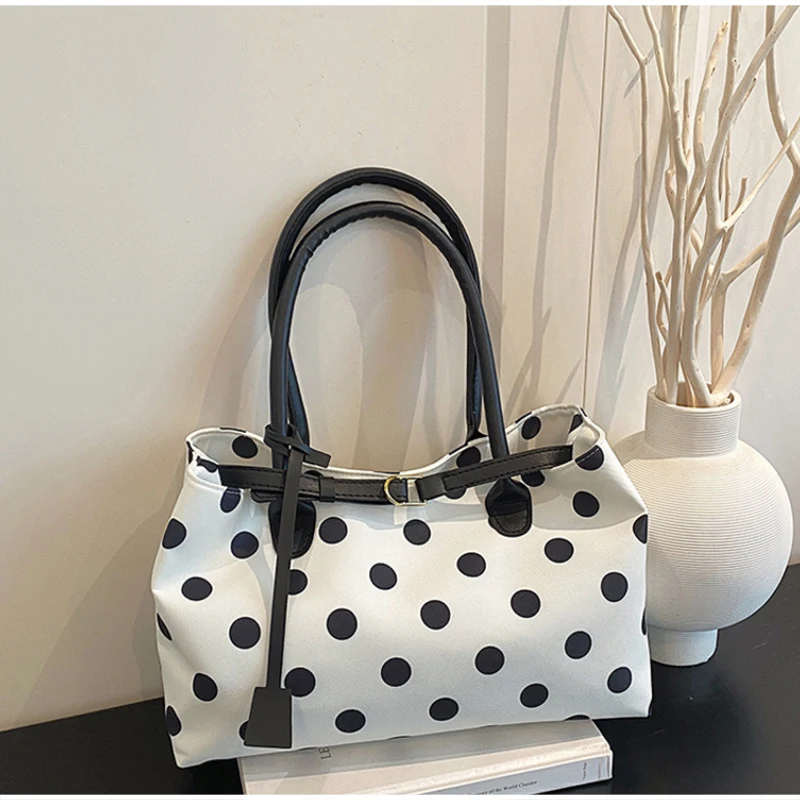 Neue koreanische stilvolle gepunktete Tragetasche, personalisierte lässige Schultertasche mit Gürteldekor, einfache, vielseitige Pendler-Unterarmtasche – Detail 2