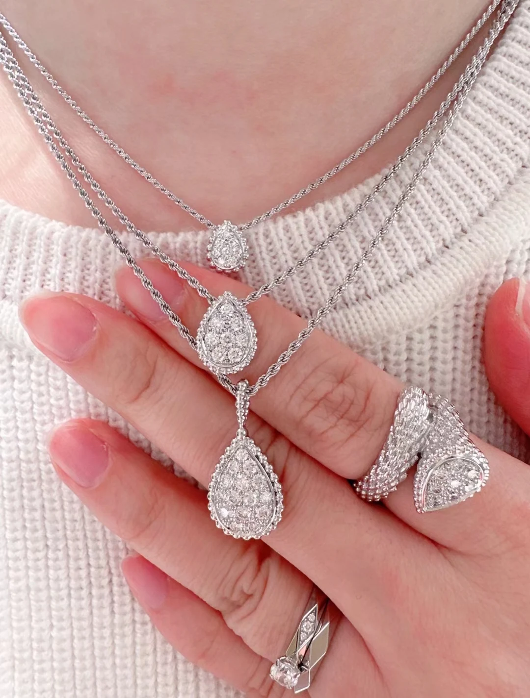 Baolong necklace dripping white fritillary, elegant luxury high-carbon diamond, high-end fashion banquet present