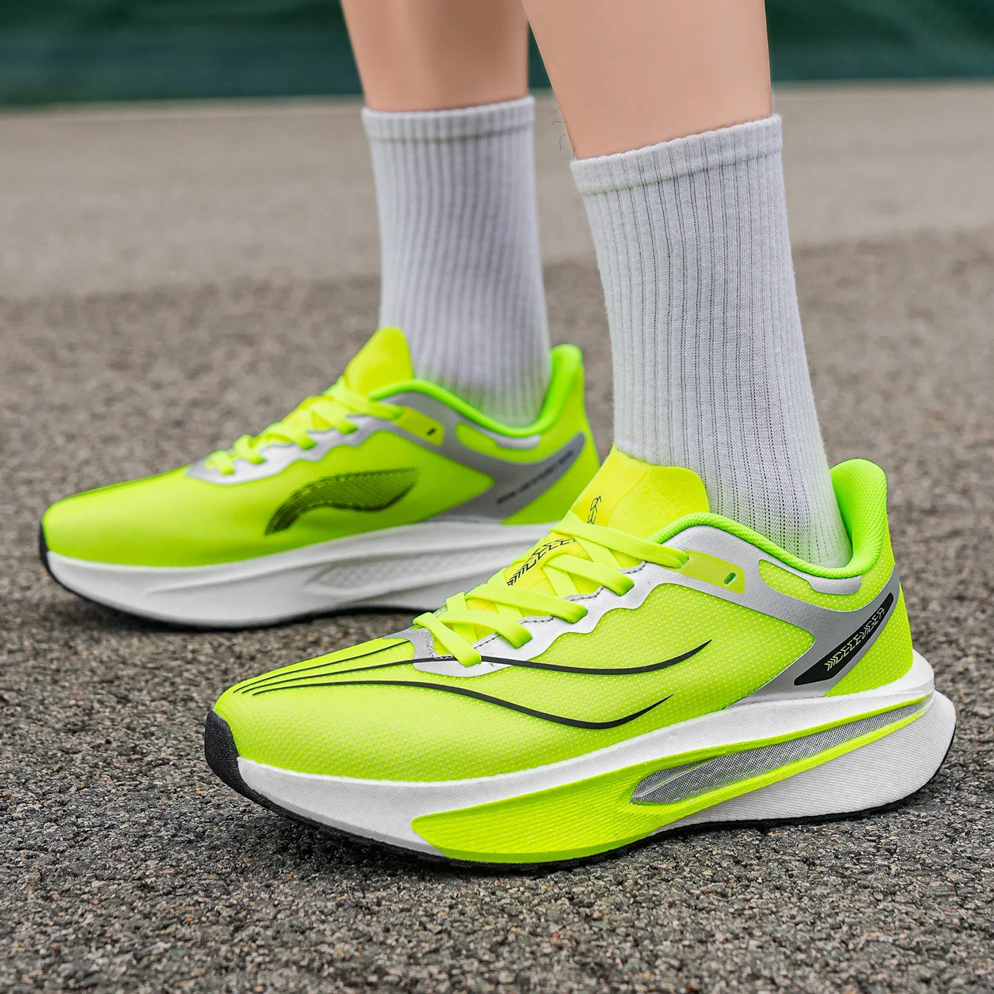 

Новая модель семейных дышащих кроссовок Flypower 6C с карбоновой пластиной для мужчин и женщин, обеспечивающие быстрое восстановление энергии во время бега.