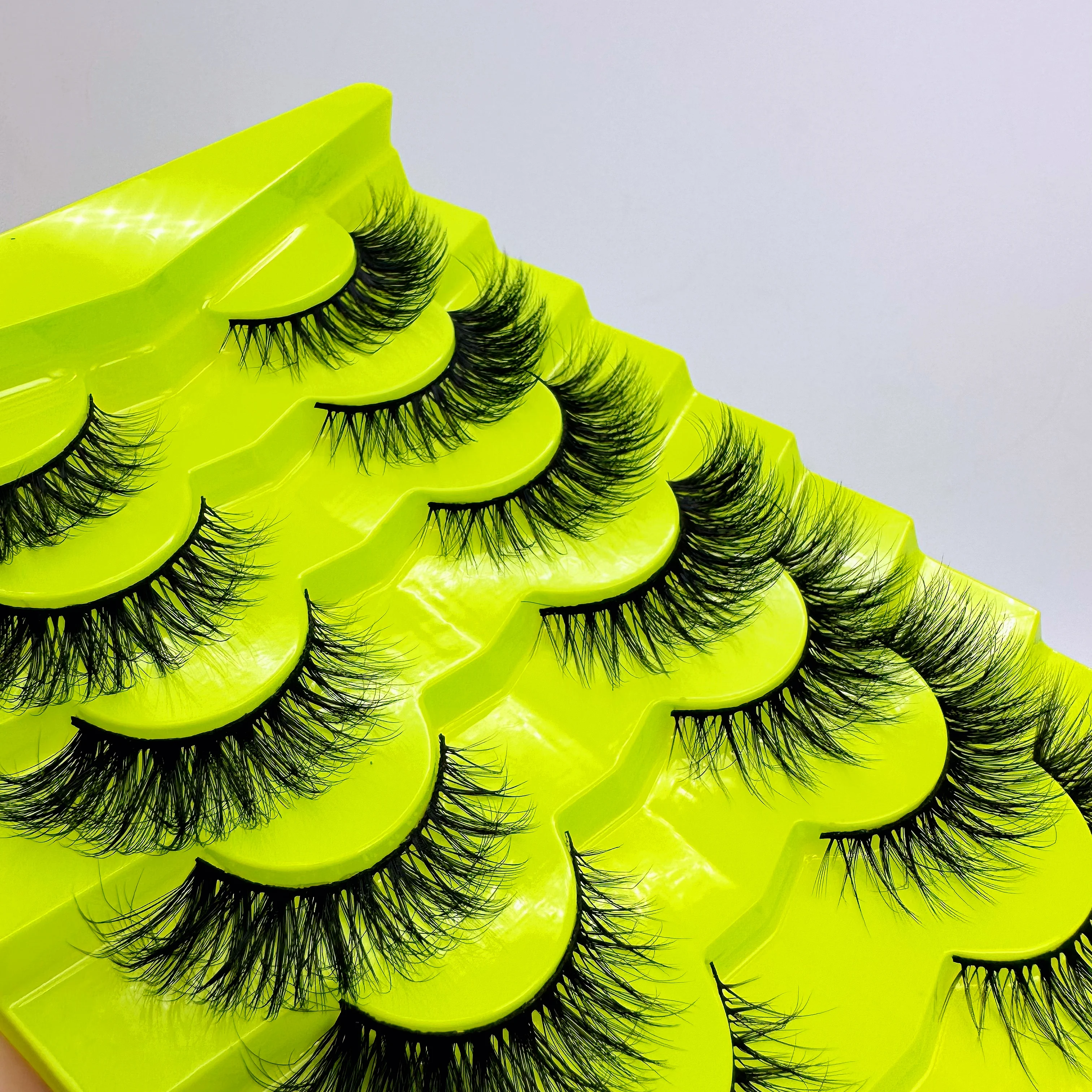 Cílios postiços olho de gato, 7 pares, cílios encaracolados dramáticos, comprimento moderado, estilo vegano natural, perfeito para uso diário