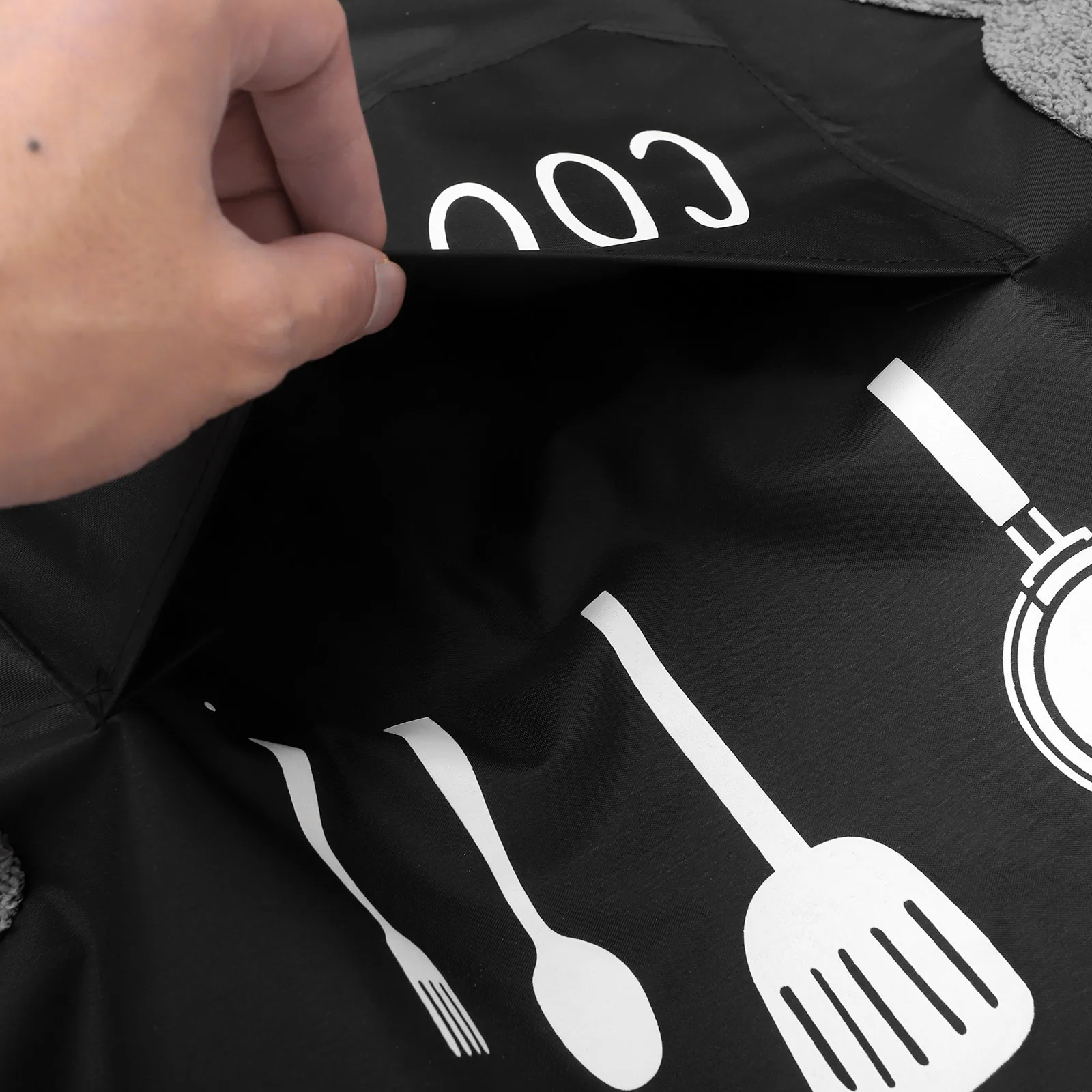 

Adjustable Kitchen Apron Black Pockets H Wiper Waterproof Fabric Men Grill Gardener Cooking Oil Splashing Grease Proofing Cafe
