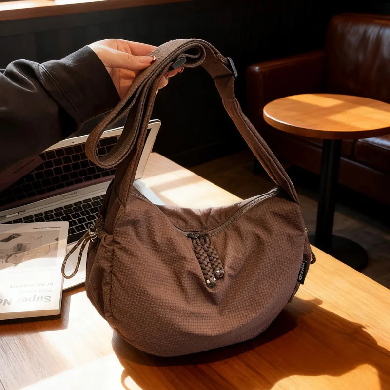 

Новая текстурированная повседневная и универсальная сумка-хобо, легкая пригородная сумка через плечо, минималистичный дизайн, мятая повседневная сумка на плечо