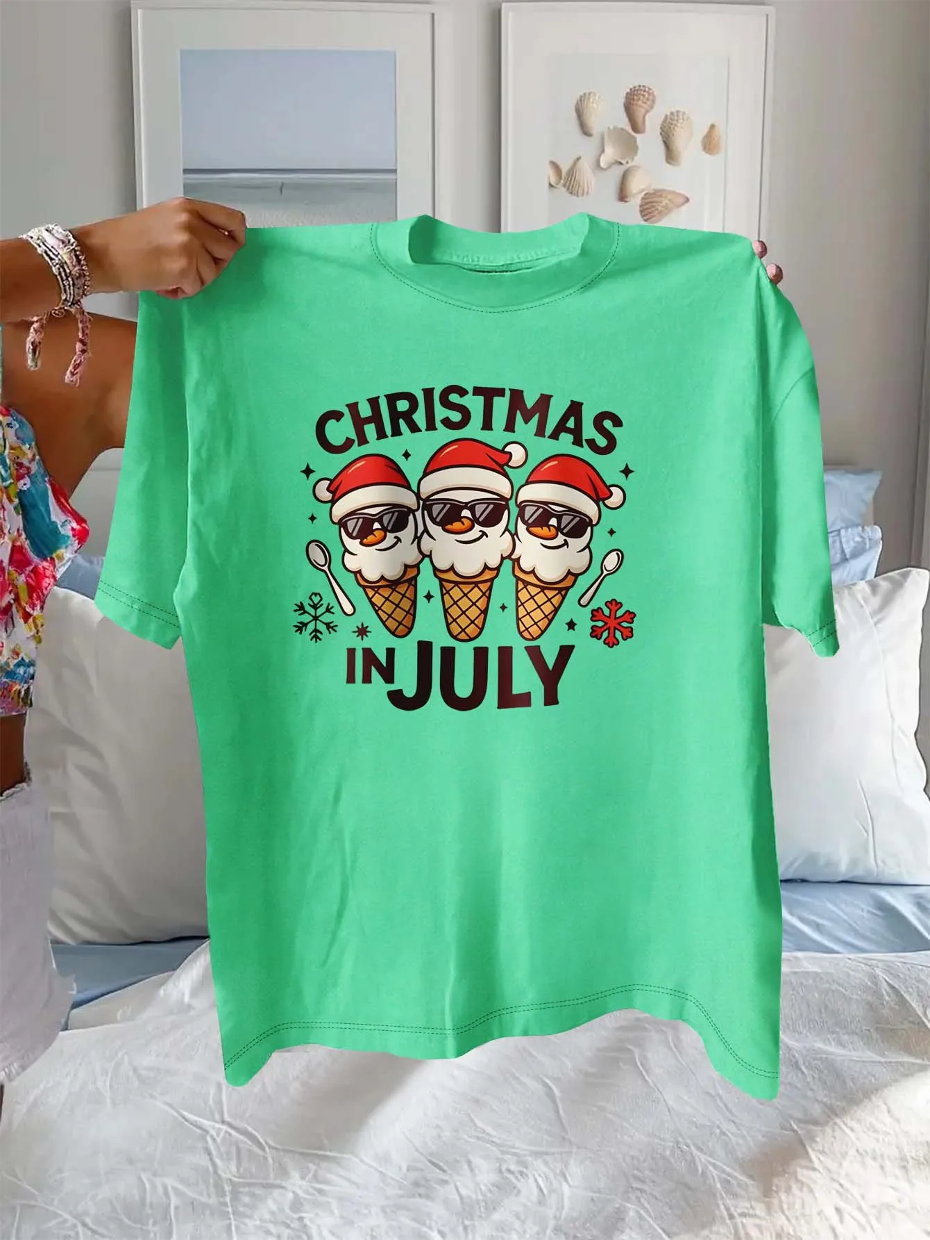 

Стильный рождественский дизайн конуса мороженого больших размеров в июле с шляпами Санта-Клауса, модная модная одежда