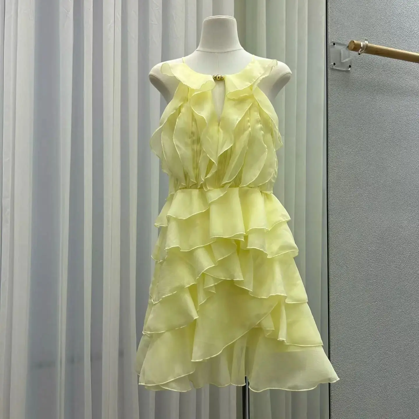 

Women Ruffles Layered sleeveless mini Dress High Waist fashion Elegant holiday dress