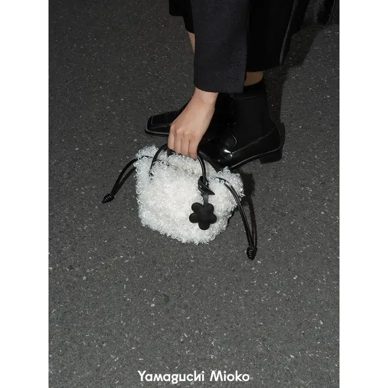 Women Winter Bags 2023 New Fashionable Lamb Wool Carry-on Plush Bag Niche Design Sense Crossbody Bag Mini Cute Fur Bag