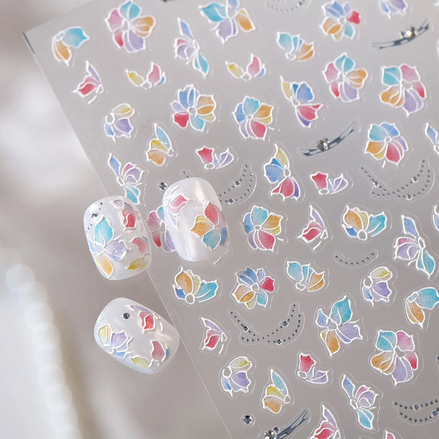 Perlenketten-Akzent 5D Nagelkunst-Aufkleber Farbverlauf Mehrfarbiger Vierblättriger Schmetterling Nagelsticker Selbstklebende Maniküre-Zubehör DIY