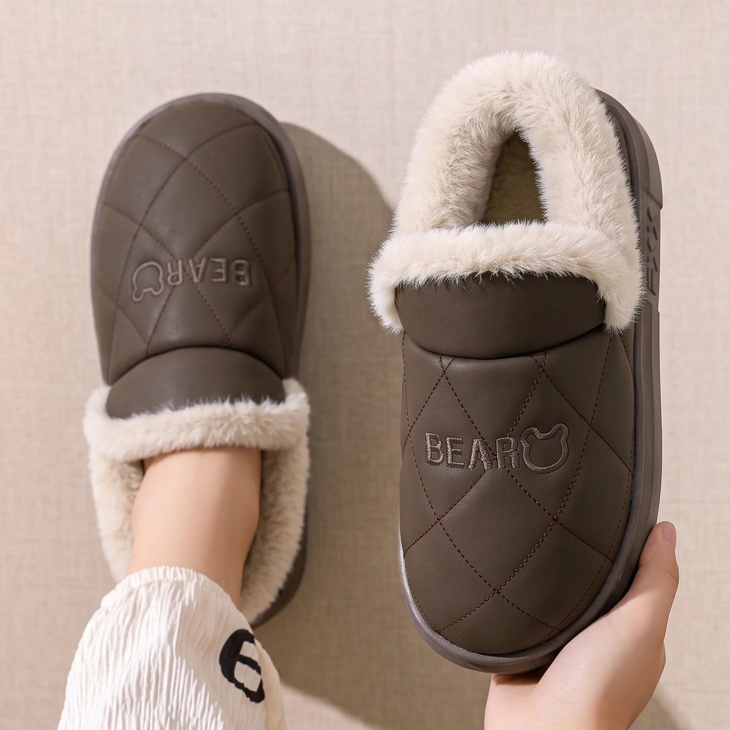 Winter Wasserdichte Hausschuhe für Damen und Herren, Warme Plüsch-Hausschuhe mit Dicker Sohle, Bären-Stickerei, Rutschfeste Indoor-Baumwoll-Fell-Schuhe – Detail 10