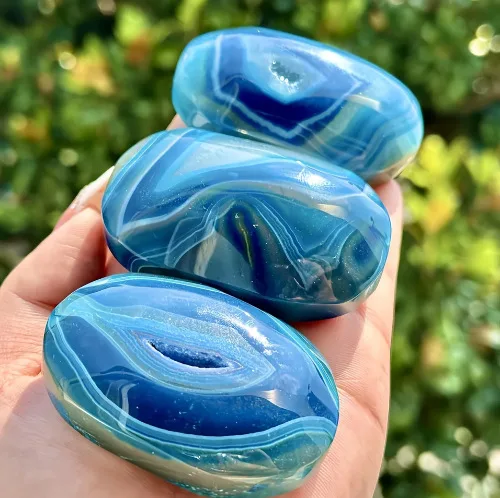 Raw Crystal Stones Are Polished, Colored Blue Agate Is Used for Palm Stones, and Hot Compress Stone Ornaments