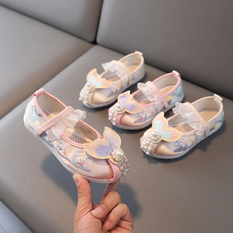 Zapatos de tela bordados para niñas, zapatillas de estilo tradicional, con cadena de perlas de sirena, zapatos de rendimiento Hanfu para niños