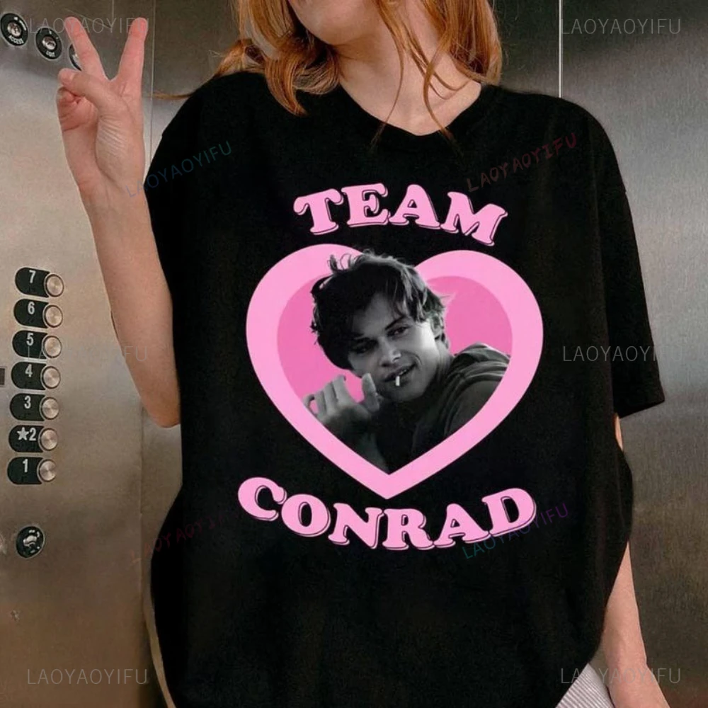 ทีม Conrad Cousins ​​Beach Retro The Summer I Turned Pretty Graphic T Shirts Woman Man Fashion Casual Cotton T-shirt Streetwear