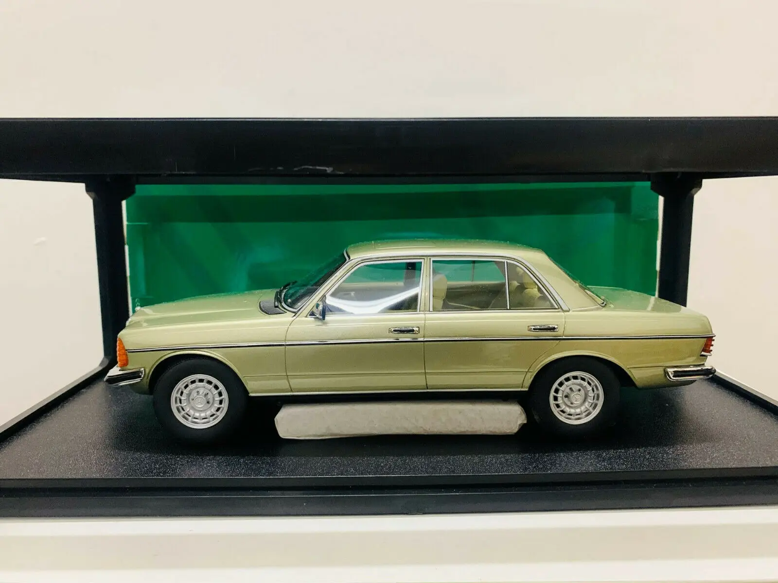 Cult Scale Models MB 280E W123 Green Metallic 1/18 Scale Resin Model