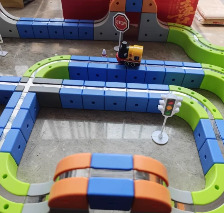 

Новинка 2025, популярная игрушка, детская волшебная электрическая магнитная дорожка, мини-поезд, подарок на день рождения для мальчиков и девочек, развивающая игрушка