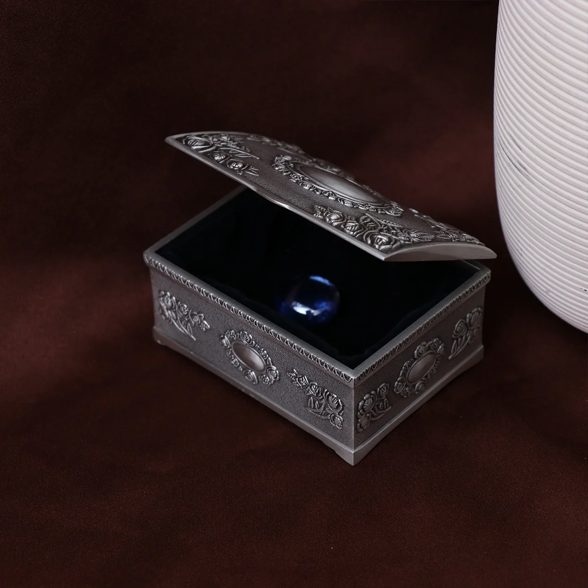 

Vintage Tin Jewelry Case Elegant Design for Women Girls Storage of Earrings Necklaces Rings Brooches Small Accessories Gifts