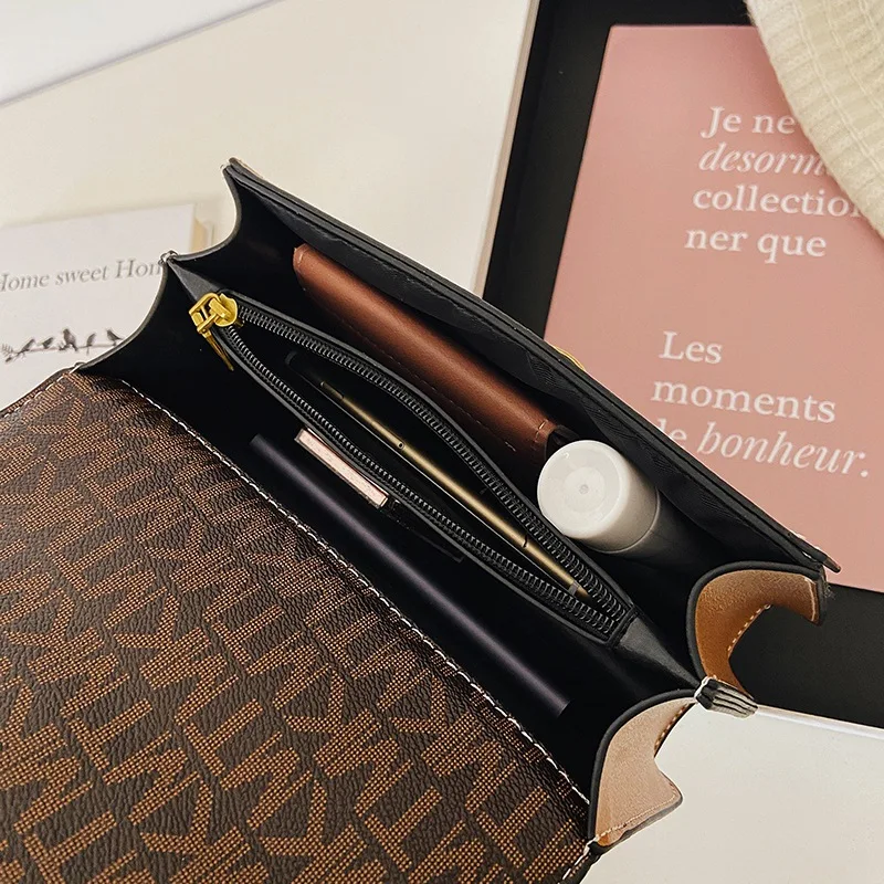 ‌ حقيبة مربعة جديدة مطبوعة بأحرف لعام 2025، محفظة كروس/كتف، حقيبة يد واسعة للنساء، إكسسوار يومي عصري ومتعدد الاستخدامات