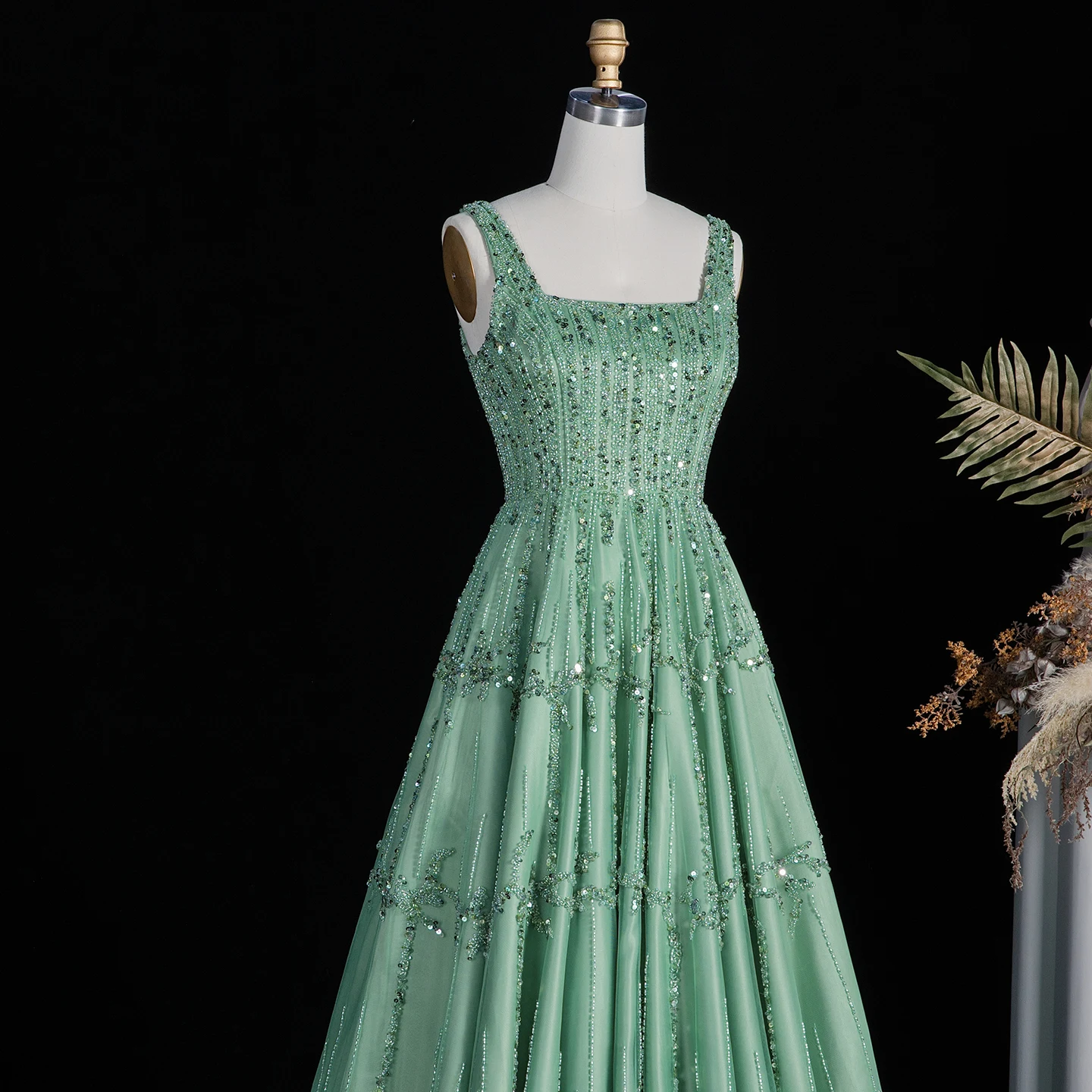 Sharon Said Luxuriöses, perlenbesetztes, grünes, elegantes Abendkleid im Spaghetti-Stil für die Hochzeitsfeier der Frauen in Dubai 2026, SS225, maßgeschneidert. – Detail 5