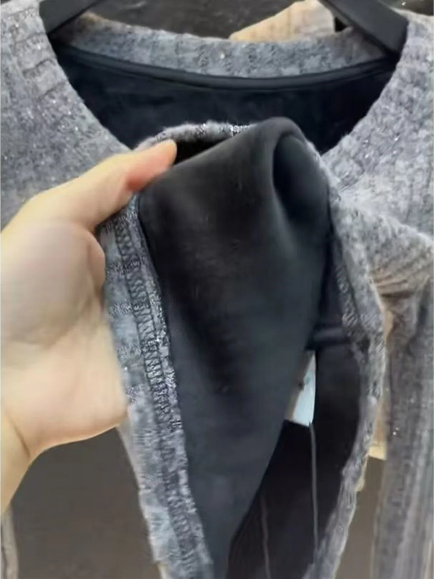 Warme, gefütterte Slim-Fit-Unterziehbluse mit Streifendesign, trendige Pailletten, modische Plus-Size-Innenbekleidung für Damen