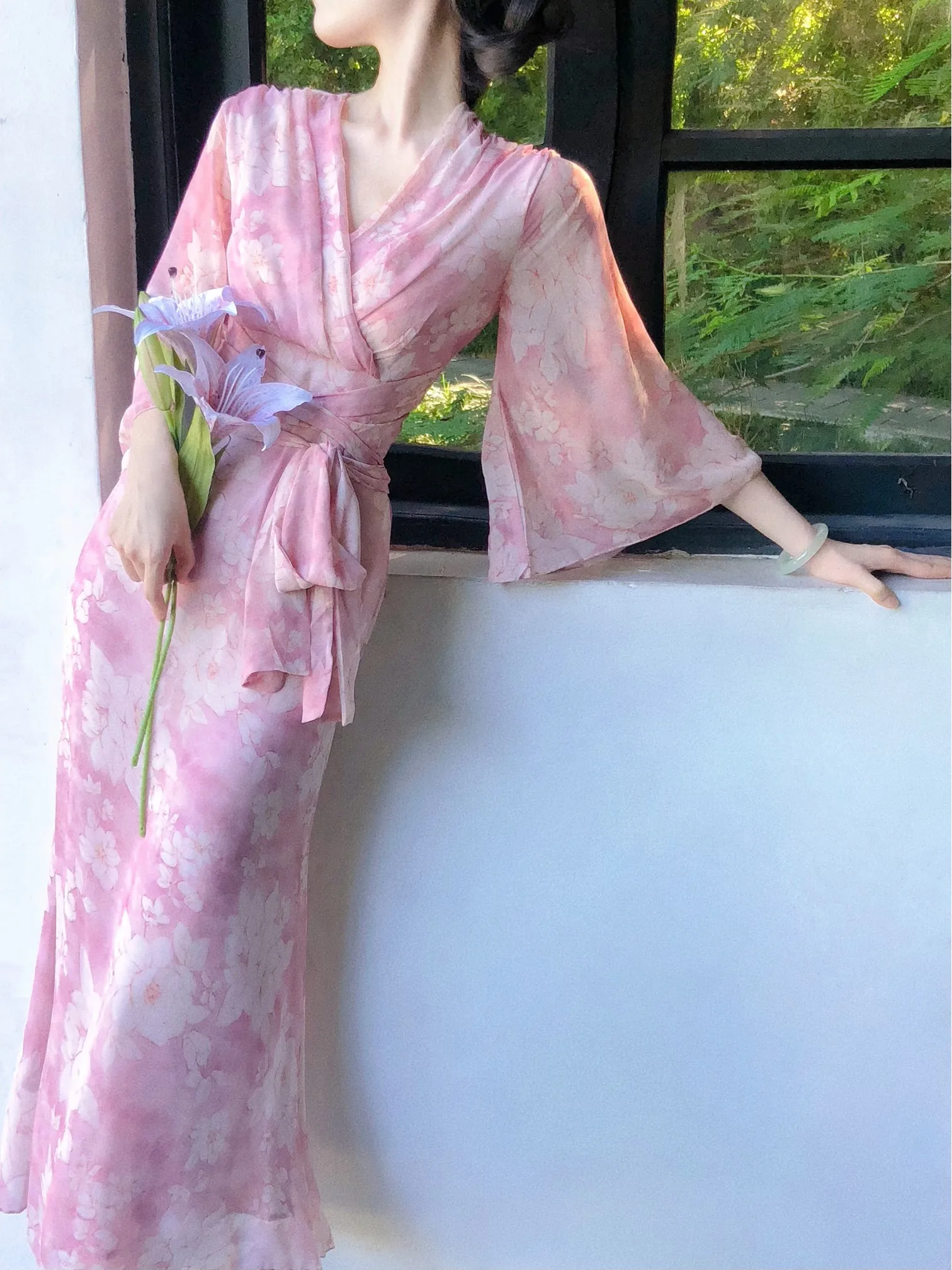 

Новое китайское модное платье с поясом и завязками на талии, женское, розовое, из мягкой ткани, с V-образным вырезом, с высокой талией, А-образного силуэта