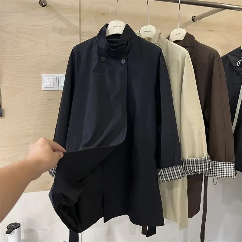 สไตล์อังกฤษฤดูใบไม้ร่วง 2025 Nnew Stand Up COLLARตัดกันความยาวปานกลางTrench Coatสําหรับผู้หญิงที่มีการออกแบบที่ไม่ซ้ํากันและเข็มขัดแจ็คเก็ต