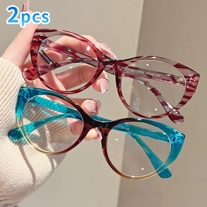 Fashionable and retro small-framed cat-eye anti-blue light glasses, a trendy item, are a flat light lens for street photography