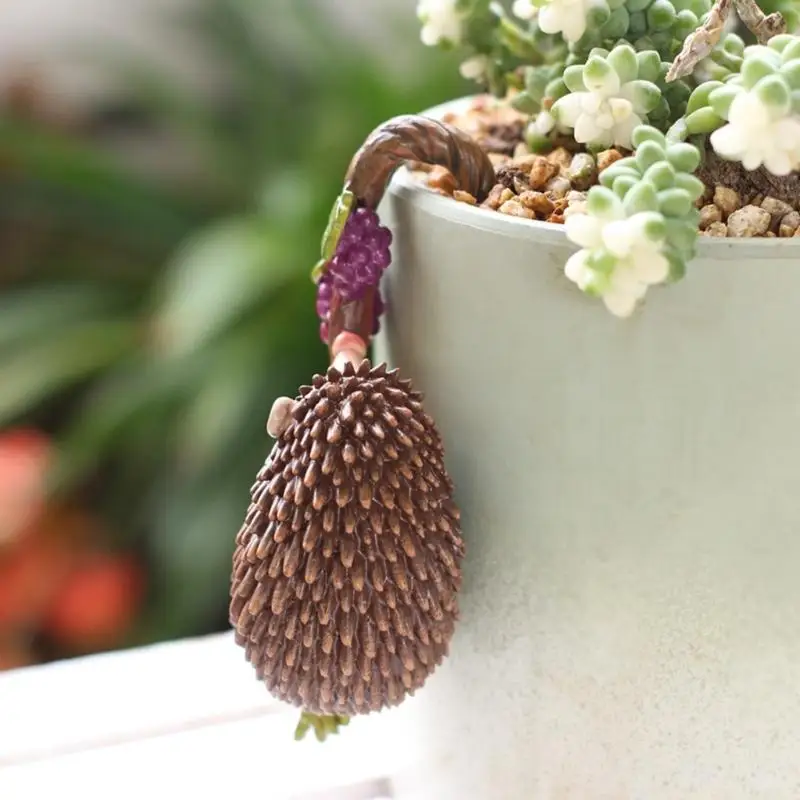 QX2E Natural Looking Resin Hedgehog Decoration Hand Painted Resin Hedgehog With Grape Hanging Decoration For Green Plant