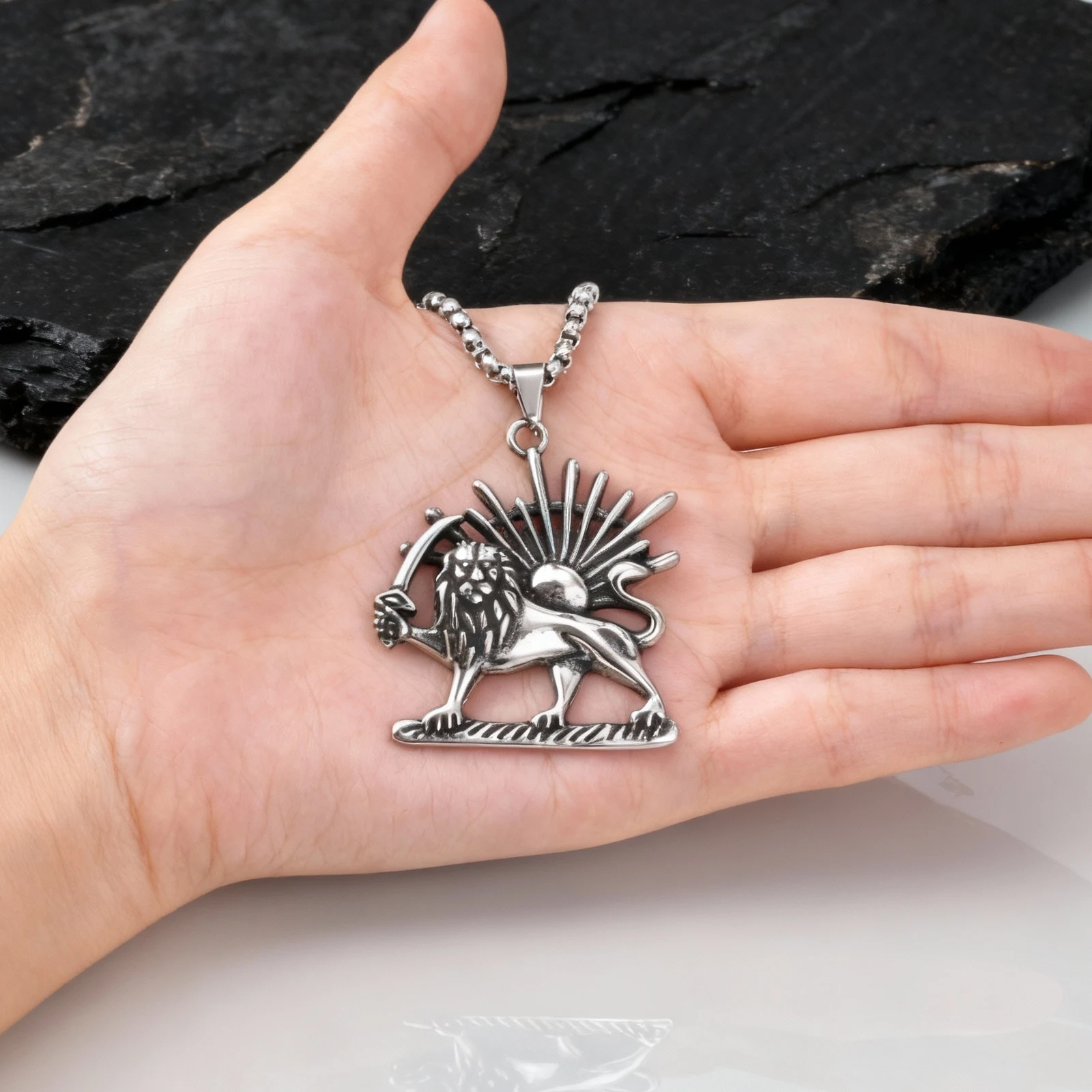 Persische Shir Khorshid Löwen-Sonne Pahlavi Halskette für Männer, Silberfarbene Edelstahl-Sichel-Löwen-Halskette, Iranischer Schmuck – Detail 5