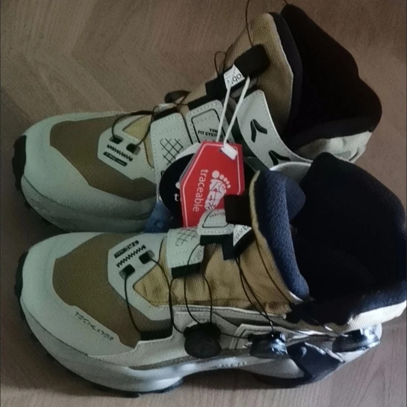 2026 New Luxury Men Hiking Sneakers Non-Slip Men Shoes Mountain Wearable Climbing Shoes For Men Mid-Top Outdoor Walking Shoe Man