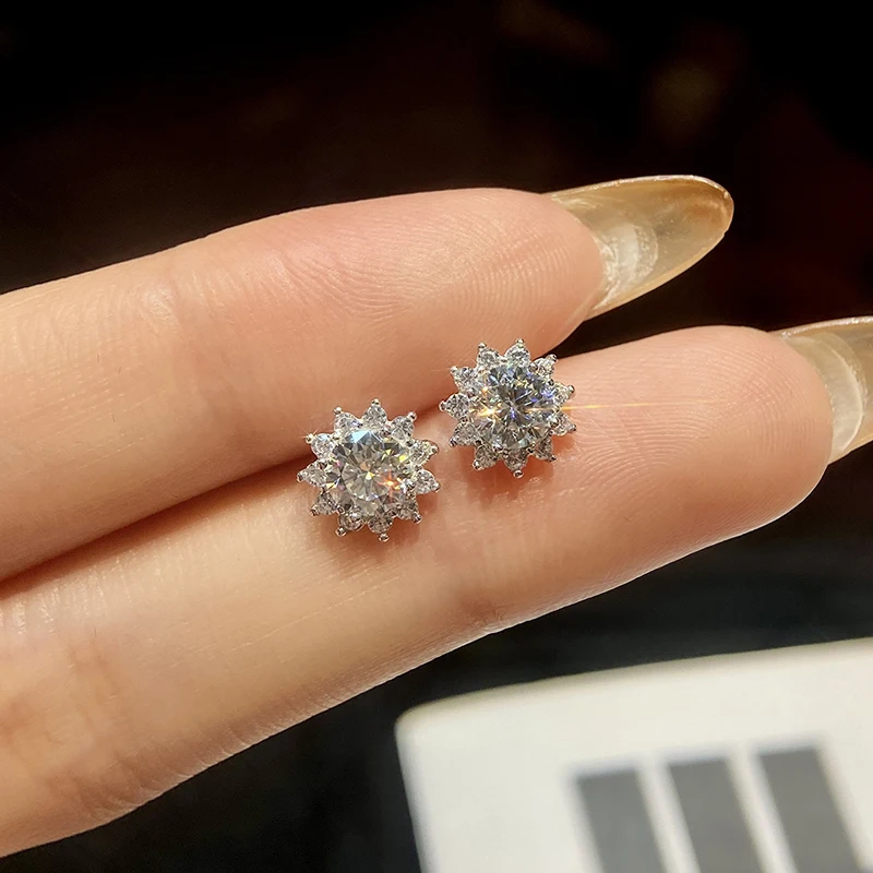 DiamondWorld Sparkling 0.5CT Moissanite Diamond Halo Sun Flower Kolczyki sztyfty dla kobiet 925 Sterling Silver Party Fine Jewelry