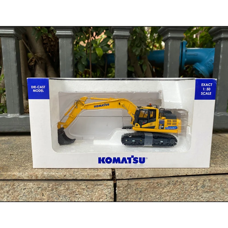 UH 1:50 Scale Komatsu HB 215LC Hybrid Alloy Excavator Car Model 8135