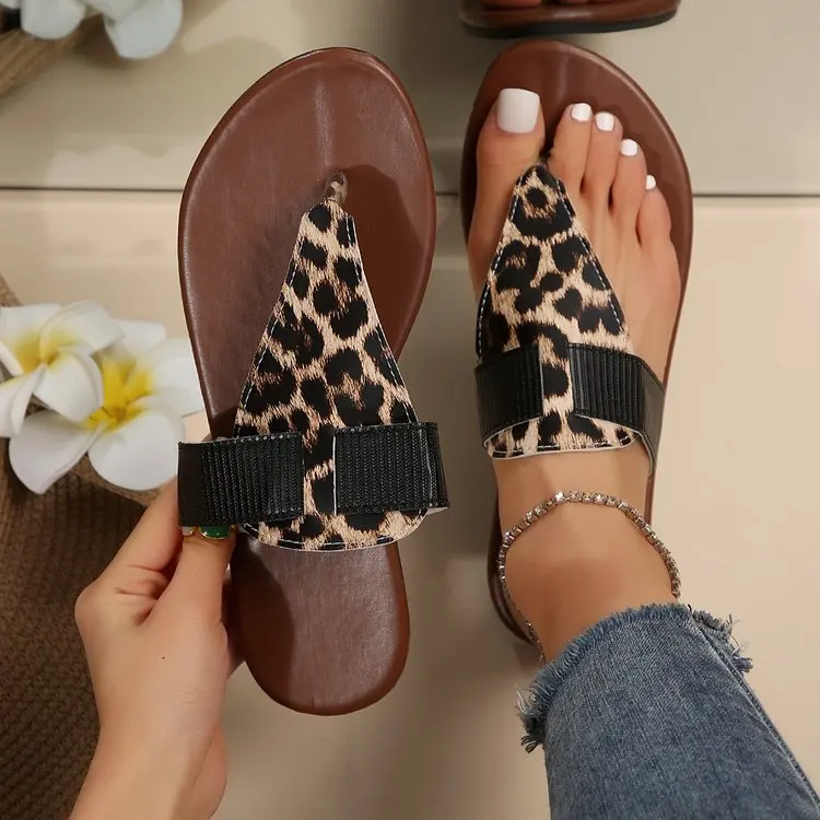 

Модные шлепанцы с леопардовым принтом, женские летние новые тапочки на плоской подошве, пляжная легкая обувь большого размера в стиле ретро с клипсой на носок