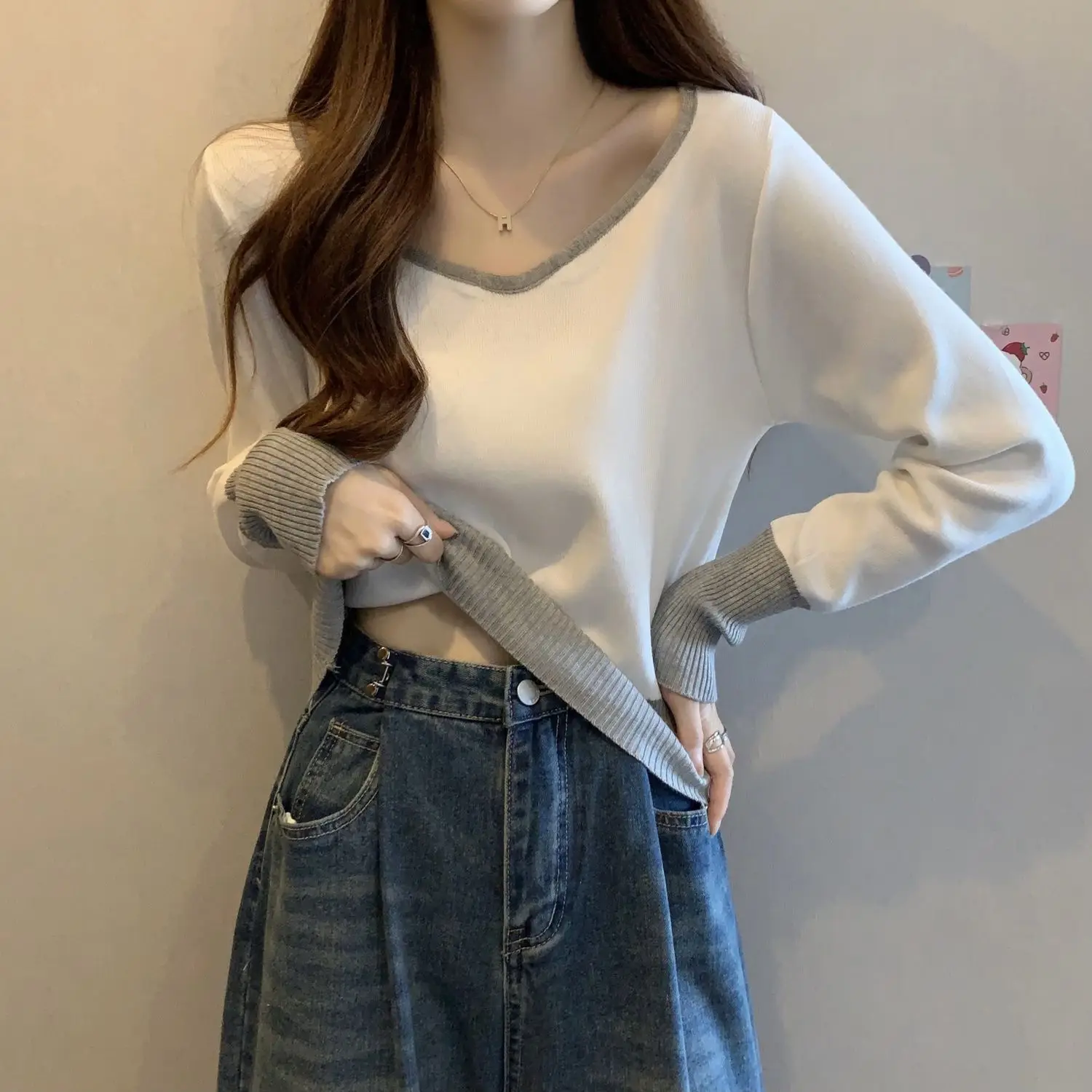 เสื้อสเวตเตอร์คอวีสำหรับผู้หญิง คอลเลคชั่นใหม่ ฤดูใบไม้ผลิและฤดูใบไม้ร่วง ปี 2025 เสื้อตัวใน ดีไซน์โดดเด่นและใช้งานได้หลากหลาย เสื้อครอป