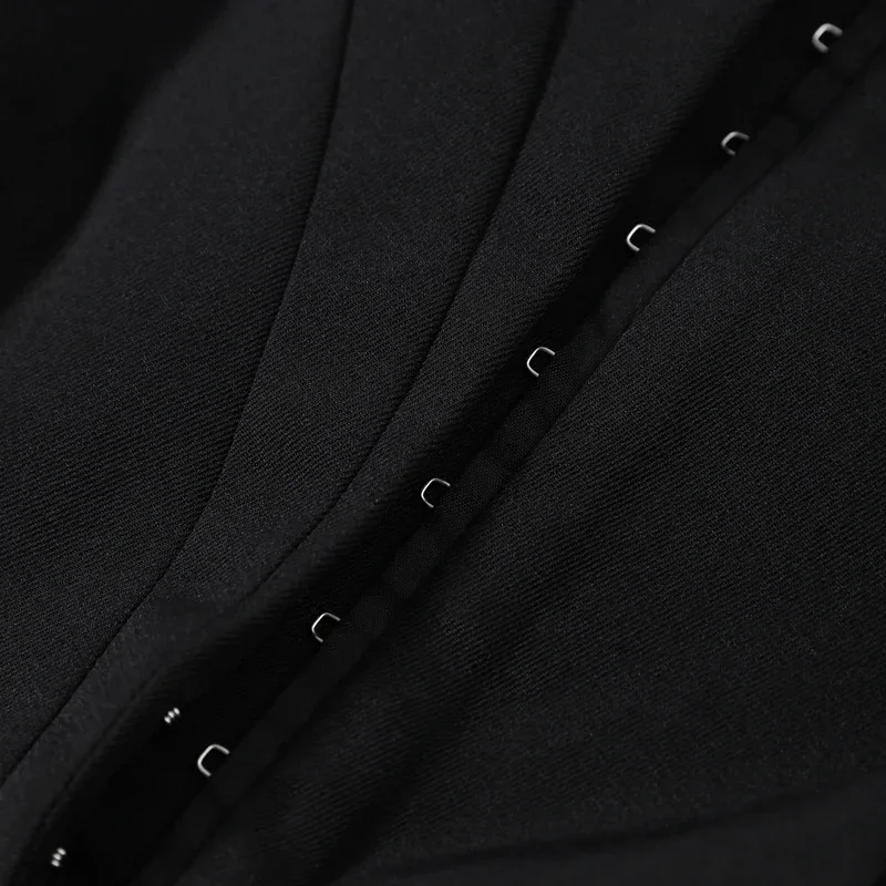 Eleganter Damenmantel mit Schulterpolstern, schwarz, schmal geschnitten, mit Manschetten, langen Ärmeln, Stehkragen, Damenmäntel, Herbst/Winter 2026, Damenoberbekleidung – Detail 4