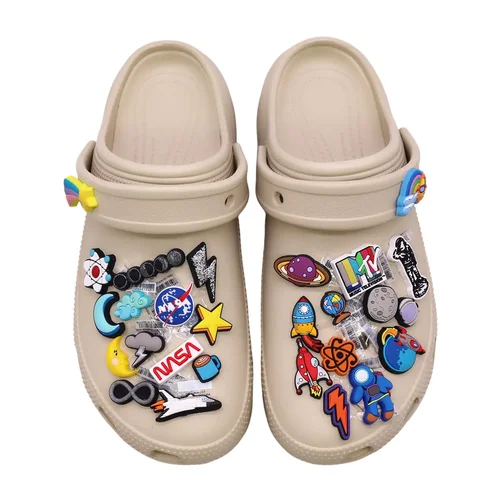 Imagen 2 del producto 1 Uds. Original MTV Spaceman PVC adornos para zapatos decoraciones diseñador hebilla superior accesorios planeta nave espacial formas zuecos Pin Clips