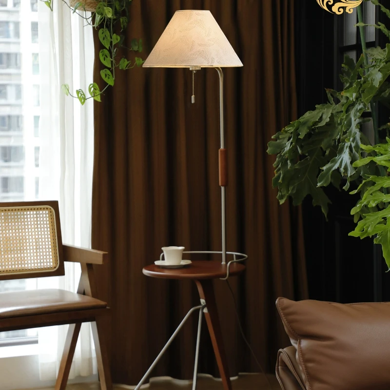 Lámpara de pie, sensación de alta gama junto al sofá en la sala de estar, lámpara de escritorio de ambiente integrada con estante de dormitorio retro americano