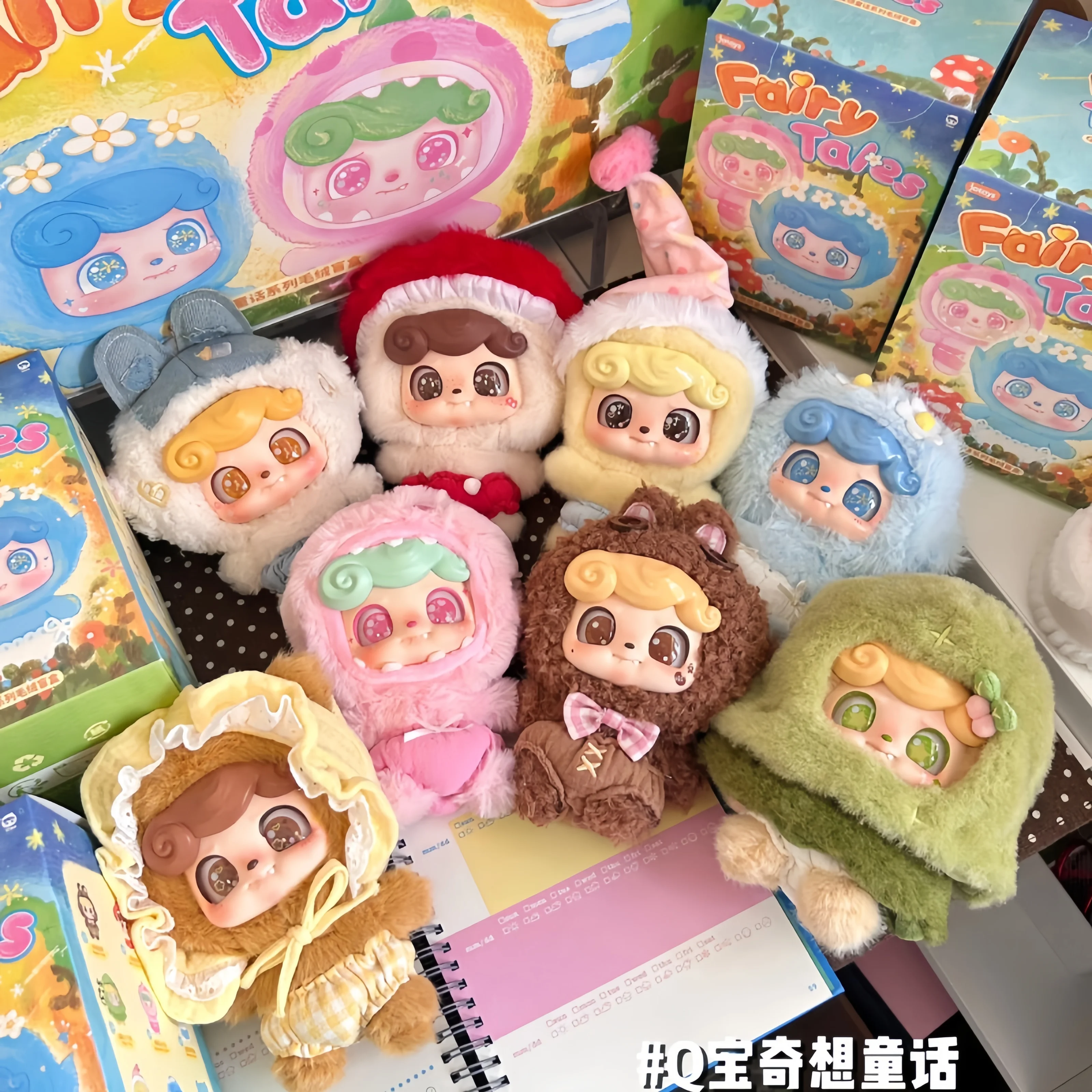 

Подлинная Новое поступление 2025, серия Q Bao Today's Outing, загадочная плюшевая глухая коробка, милый рюкзак, подвеска, изысканное украшение, подарок