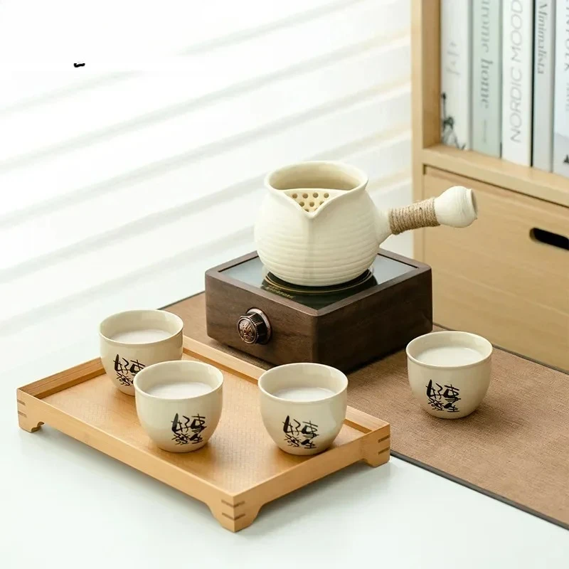 petite-bouilloire-a-the-ronde-en-argile-blanche-pour-cuisiner-le-the-sur-le-poele-en-hiver-avec-petit-plateau-a-the-et-service-a-the-a-bulles-d'exterieur