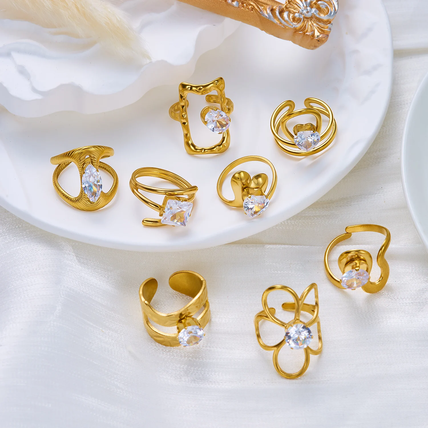 Einzigartiger Herzförmiger Zirkonia-Ring für Damen und Herren Edelstahl Goldfarben Hohler Blumen-Fingerring Wasserdichter Schmuck Geschenke – Detail 5